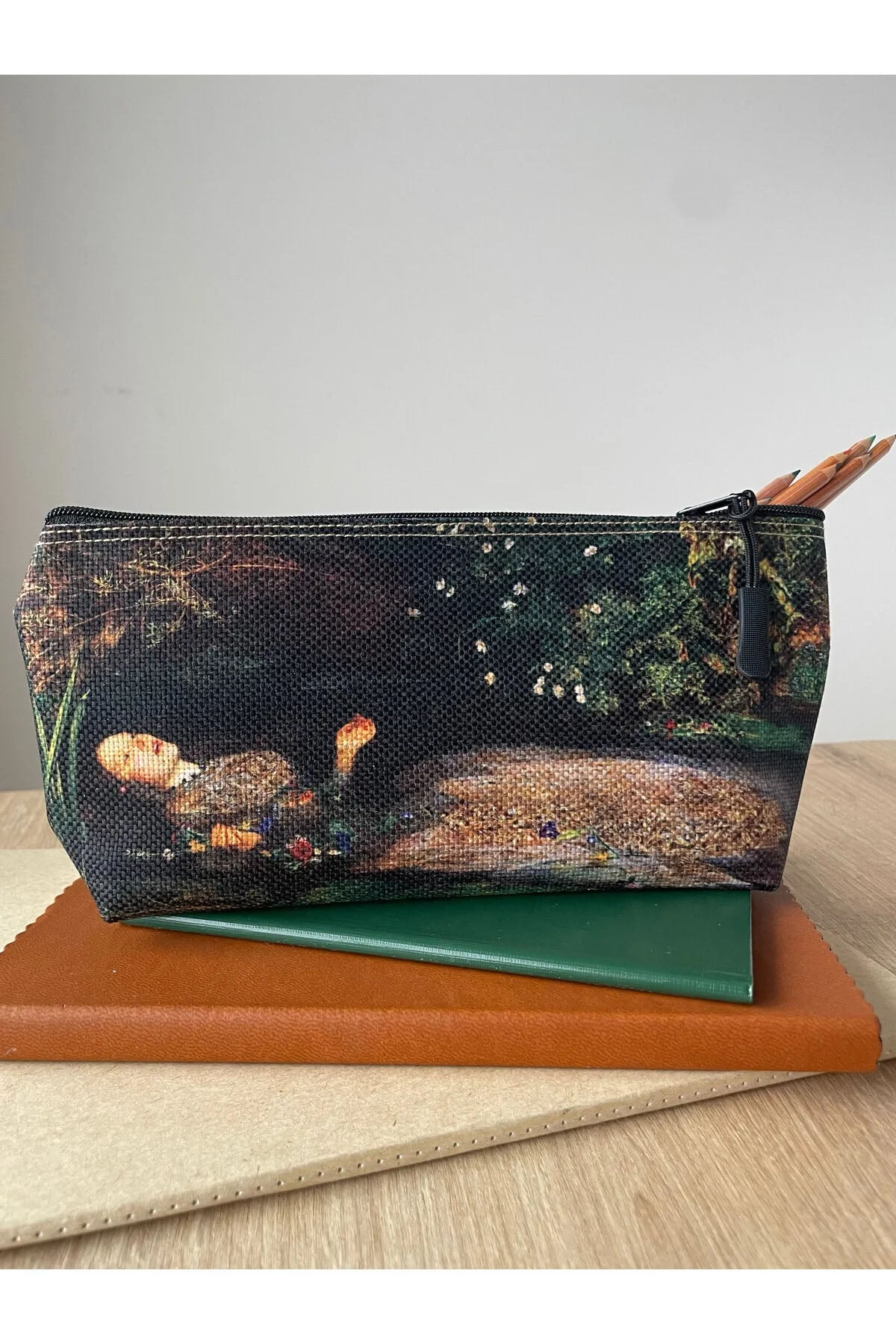 John Everett Millais Kalemlik Yıkanabilir 22x12 Ölçülerinde Körüklü Makyaj Çantası